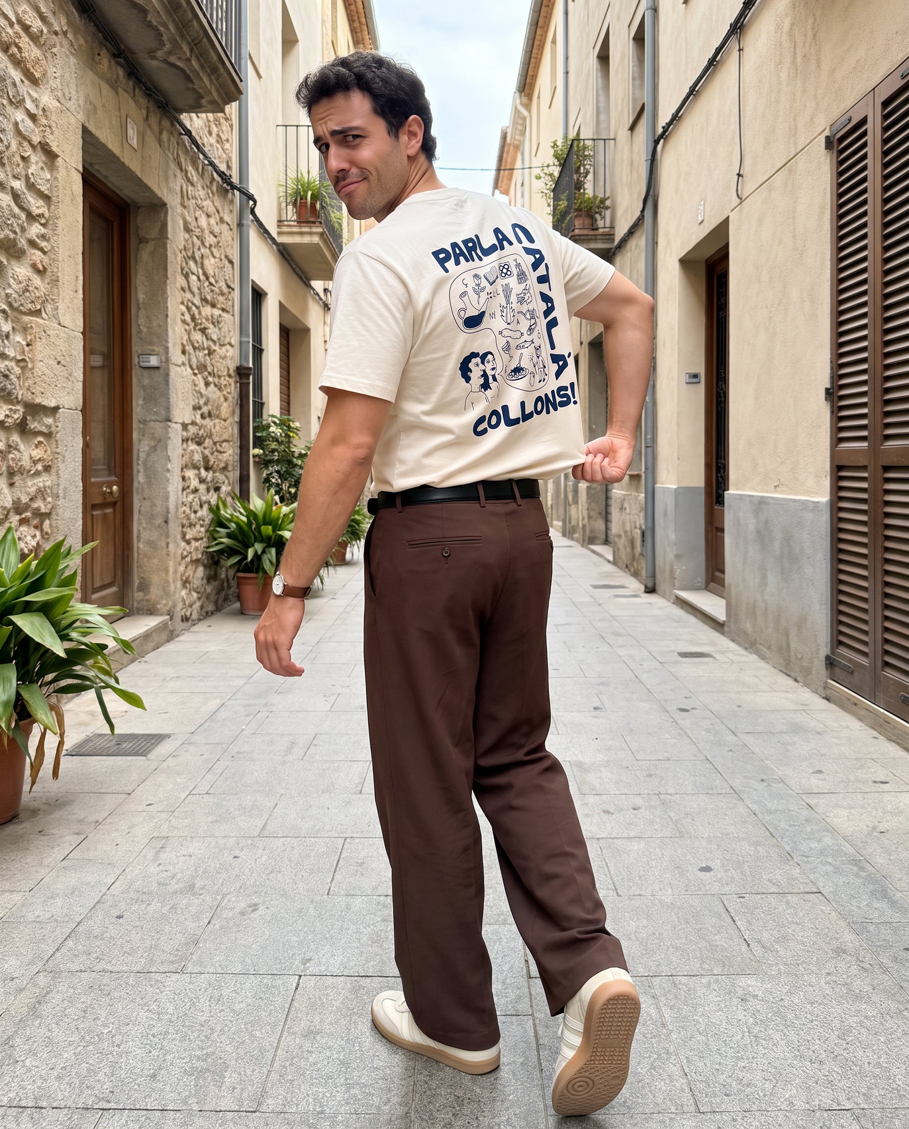 Noi amb la samarreta Parla Català collons! de cotó orgànic blanc cru