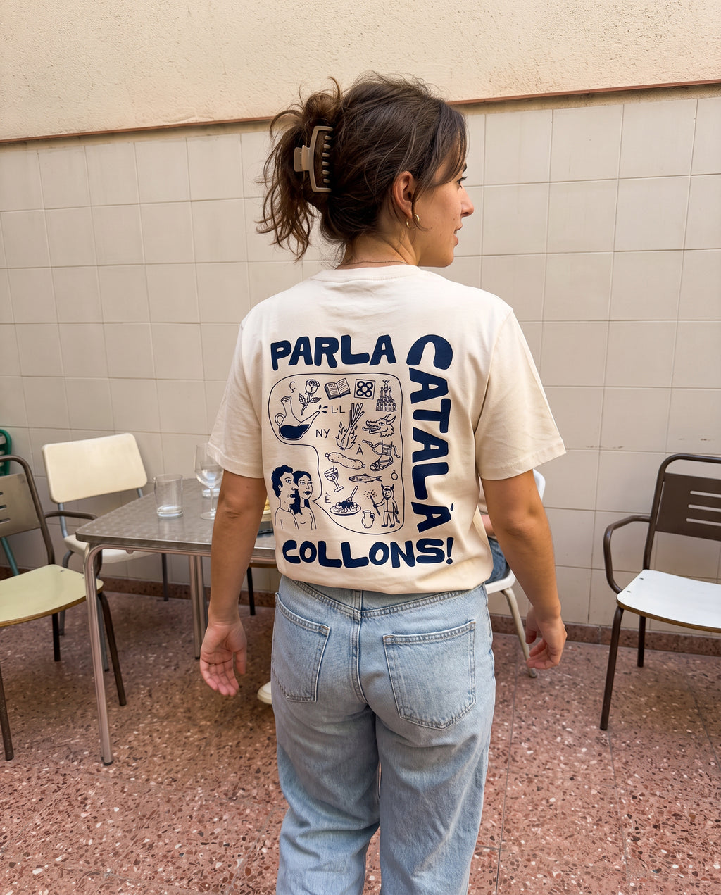 Detall de l'estampat del pit de la samarreta Parla Català collons!